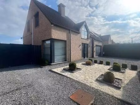 villa contemporaine avec piscine a jurbise !