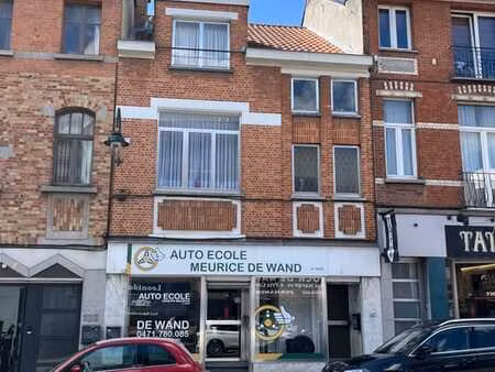 maison bien entretenue avec espace commercial et jardin