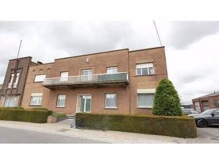 ruim appartement met twee slaapkamers en garage