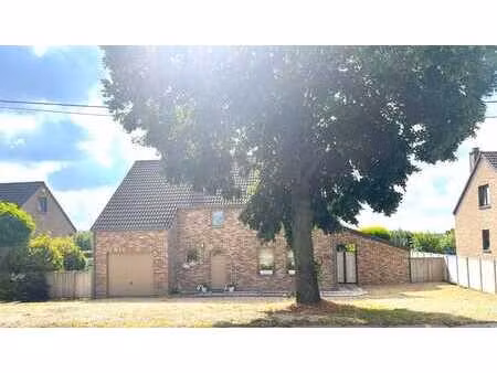 ? maison meublée 3 chambres avec grand jardin à taviers ?