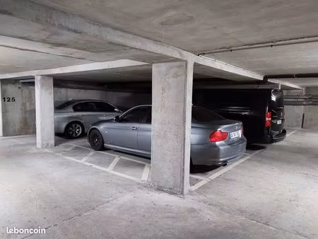 grande place de parking 100m gare val d'europe (18m2)