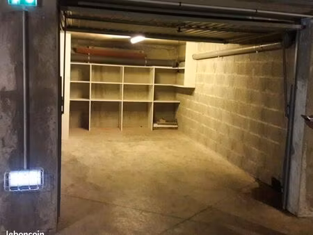 garage intérieur  à côté de moellesulaz