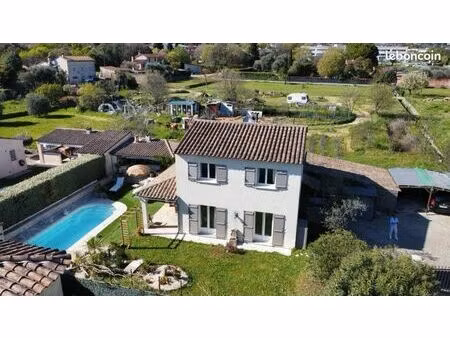 maison individuelle 130 m² – terrain plat 700 m² – piscine – plan de grasse