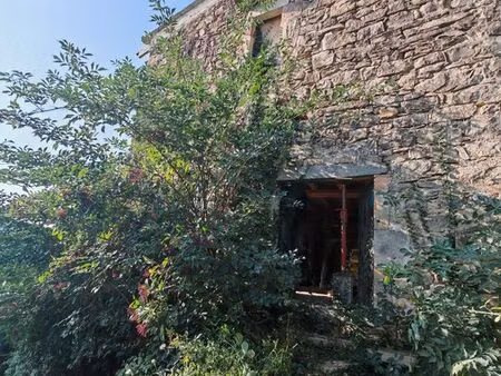 terrain avec bâti de 80m2 au calme à rénover – 15 min d’aubenas. prix attractif – vente po