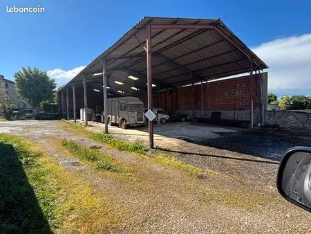 hangar semi couvert 300m2