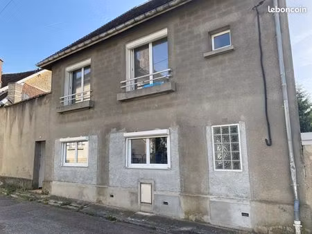 maison de ville face au château de vendeuvre sur barse
