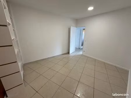 local ou bureau 14m2 toutes charges comprises