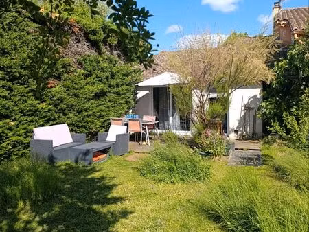 studio avec grand jardin arboré  terrasse et places de parking