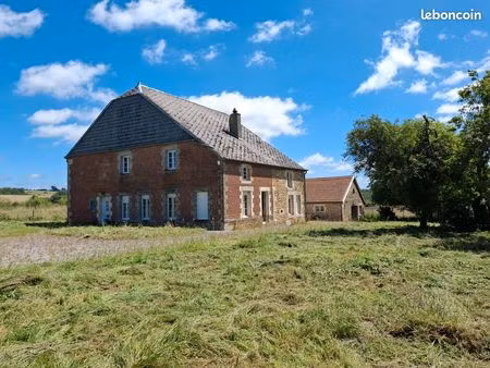 maison individuelle rénovée avec terrain de ± 9.000 m² / comprenant 5 chambres