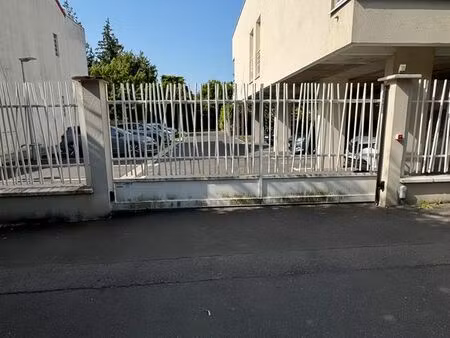 place de stationnement à louer