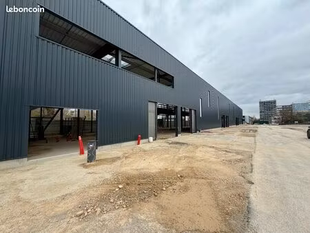 local d'activite 792 m² stains