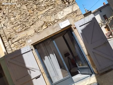 maison en pierre  2 faces  3 niveaux  68 m2. lumineuse. terrasse. calme