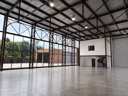 showroom industriel 560 m2 x 9m hauteur