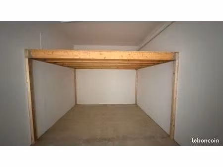 grand garage de 27m2 avec mezzanine de 10 m2 avec vidéosurveillance à bastia sud