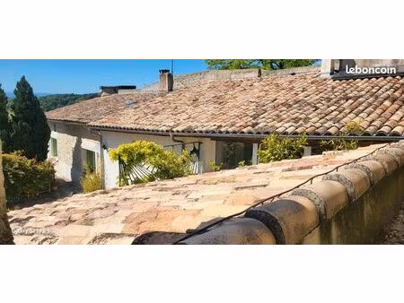 maison en pierre atypique