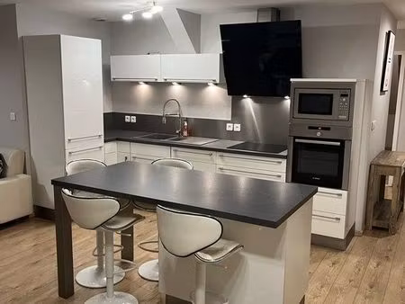 à louer appartement meublé 82 m² loi carrez (95 m²) – 2 chambres – dressing – parking priv