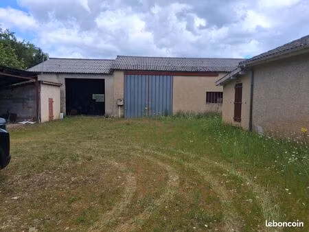 hangar artisanal 350 m². + maison 120 m². à rénover sur parcelle clôturé de 2500 m² et gra