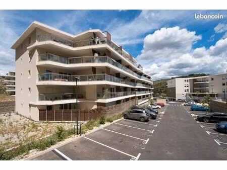 recherche une place de parking/ box