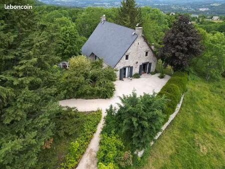 maison de caractère en pierres et ardoises de 174m2  située dans un environnement paisible
