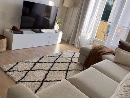 appartement traversant lumineux – 57 m² – 2 chambres – balcon – 2 parking privatifs