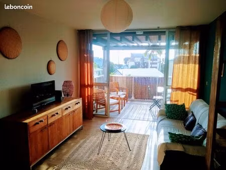 loue meublé f2 place du marché à st gilles les bains  bail meublé classique  1150 euro ttc