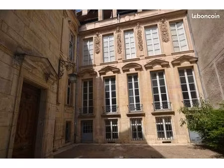 idéal investisseurs : parking + grands caveaux voûtés en hôtel particulier classé - 100m d