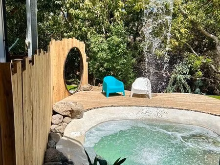 t2 atypique  grande terrasse  jardin privé  piscine étang-salé