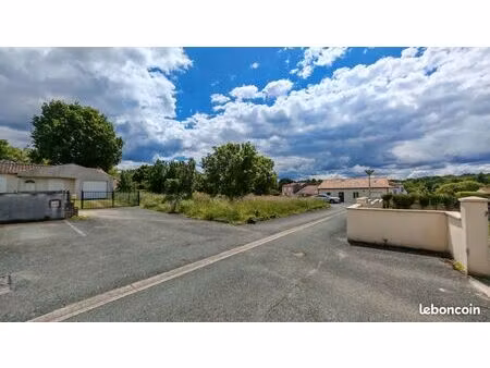 dernière parcelle disponible de 975m² constructible