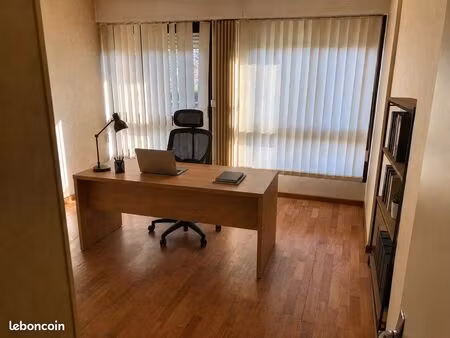 bureau individuel dans un ensemble de bureaux et salle de réunion
