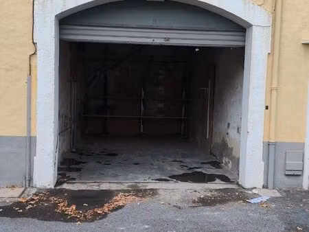 grand garage 32 m2 avec grande porte sécurisée