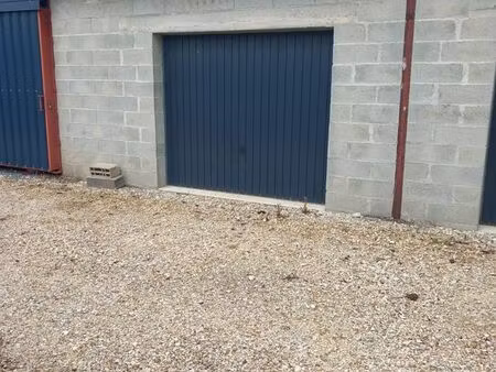 grand garage fermé 30 m² sécurisé – proche bourges