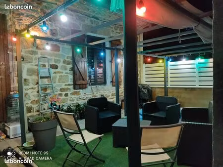 maison rénovée 68 m² – 2 chambres – terrasse – piscine – panneaux solaires