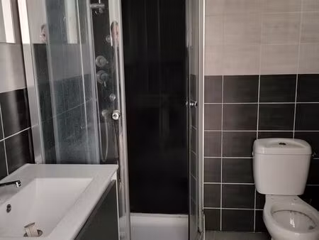 appartement t3 à nébian – 2 chambres – 700 charges comprises balcon