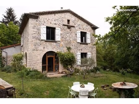 maison en pierre avec terrain