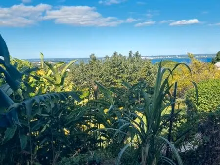 bas de villa vue mer dans un quartier calme