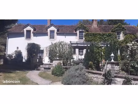 maison et dépendances sur 6500m²