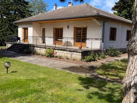maison lumineuse avec grand terrain arboré – proximité immédiate du village