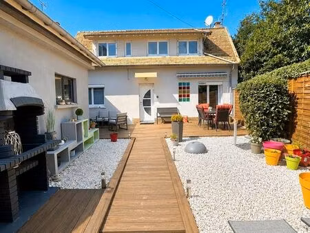 maison de ville rénovée  avec extérieur aménagé et garage  dans rue calme à quelques minut