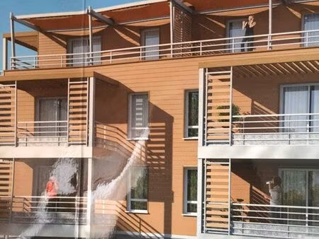 grand t3 (78 m2)  terrasse 64 m2  balcon 16m2 et double box fermé