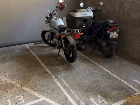 place de parking moto/scooter