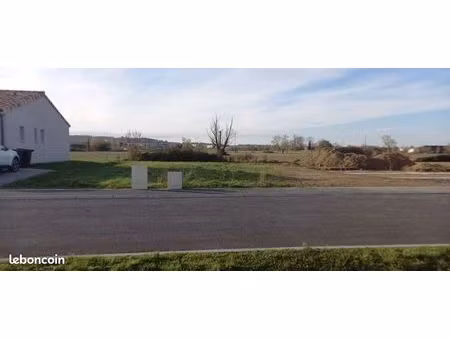 reevel  terrain plat et viabilisé de 583 m²