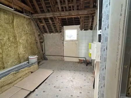 studio à aménager – fort potentiel – saint-denis-de-l’hôtel
