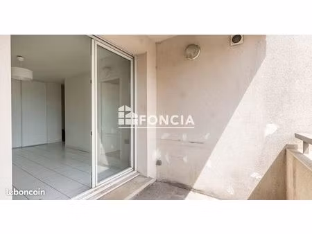 muret  t2 avec balcon et parking