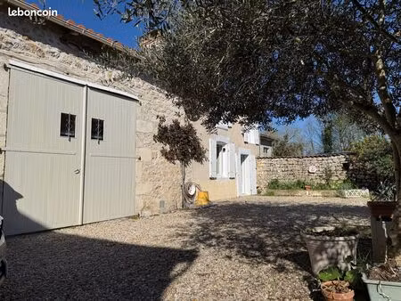 très proche de la rochefoucauld  maison de campagne en pierre