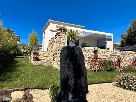 villa récente 4 pièces de 116m² avec piscine et jardin paysagée