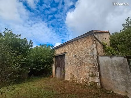 grange 100m2 sur terrain 2000m2 avec puit