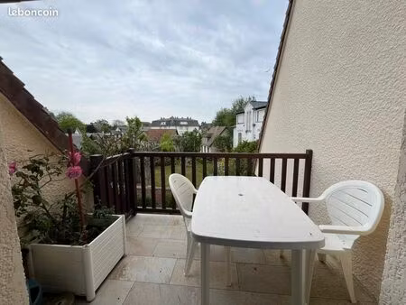 t3 duplex dernier étage – écusson cabourg – mer et centre à 3min à pied – balcon – parking