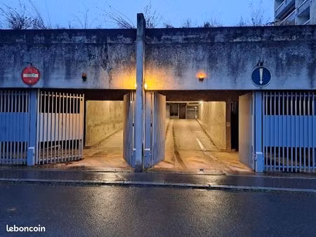 garage individuel fermé 12m2 à louer bergson