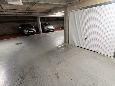 place de parking à 5 minutes du stade de france
