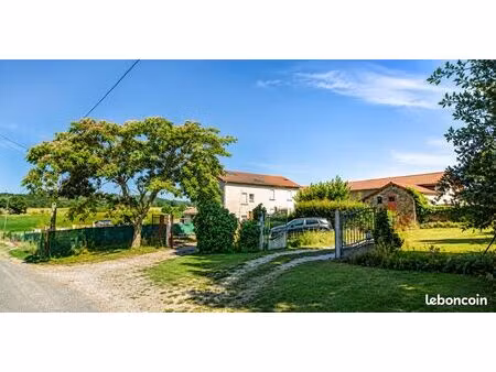 corps de ferme rénové avec 3 logements et nombreuses dépendances